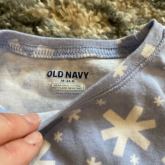Old Navy snowflake pajamas - Picture 2 of 3